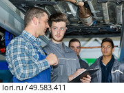 teacher with student in mechanics class. Стоковое фото, агентство Ingram Publishing / Фотобанк Лори