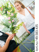 a customer is choosing flowers. Стоковое фото, агентство Ingram Publishing / Фотобанк Лори