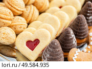 background of czech traditional homemade christmas cookies, shallow DOF, focus on heart. czech traditional homemade christmas cookies. Стоковое фото, агентство Ingram Publishing / Фотобанк Лори