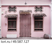 Ancient, pink building with a wooden, heavy door. Стоковое фото, агентство Ingram Publishing / Фотобанк Лори