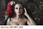 Sensual woman with a colorful ara parrot. Стоковое фото, агентство Ingram Publishing / Фотобанк Лори