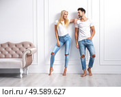 Relaxed, young people leaning on the decorative wall. Стоковое фото, агентство Ingram Publishing / Фотобанк Лори