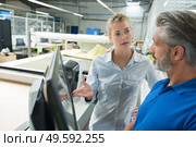 colleagues talking about an issue. Стоковое фото, агентство Ingram Publishing / Фотобанк Лори