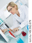 female scientist experimenting and analysing. Стоковое фото, агентство Ingram Publishing / Фотобанк Лори