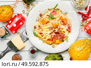 Pasta or spaghetti with pumpkin and bacon.Pasta carbonara.Seasonal autumn food. Autumn pasta with pumpkin and bacon. Стоковое фото, агентство Ingram Publishing / Фотобанк Лори