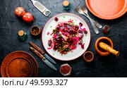 Salad with herring,beets,onions and green peas.Salad of salted herring fillet. Appetizing herring salad. Стоковое фото, агентство Ingram Publishing / Фотобанк Лори