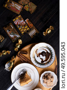 spelling coffee plate  with  coffee grounds and Tarot cards served at dark wooden table. devination concept . Стоковое фото, агентство Ingram Publishing / Фотобанк Лори