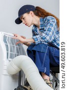 a woman checking the ventilation. Стоковое фото, агентство Ingram Publishing / Фотобанк Лори