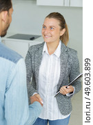 a handshake man and woman. Стоковое фото, агентство Ingram Publishing / Фотобанк Лори