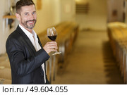 winemaker tasting red wine in cellar. Стоковое фото, агентство Ingram Publishing / Фотобанк Лори
