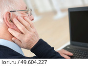 senior man suffering from deafness with computer. Стоковое фото, агентство Ingram Publishing / Фотобанк Лори