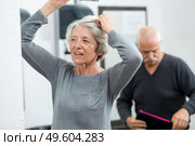 elderly woman combing her hair. Стоковое фото, агентство Ingram Publishing / Фотобанк Лори