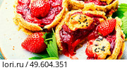 Yummy tartlets with berry jam.Cake with strawberries.Fruit dessert. Summer tartlets with strawberries. Стоковое фото, агентство Ingram Publishing / Фотобанк Лори