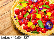 Summer tart with strawberries.Pie decorated with mint and flowers. Open summer pie with strawberry. Стоковое фото, агентство Ingram Publishing / Фотобанк Лори