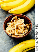 Ripe fresh and dried banana.Dehydrated banana chips. Dried banana slices. Стоковое фото, агентство Ingram Publishing / Фотобанк Лори