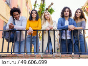 Multiracial group of young people talking together in the street. Students socializing.. Multiracial group of young people talking together in the street. Стоковое фото, агентство Ingram Publishing / Фотобанк Лори