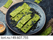 Seafood multi snack from kelp and spirulina. Algae chips. Vegan food.. Kelp and spirulina chips, crispy seaweed. Стоковое фото, агентство Ingram Publishing / Фотобанк Лори