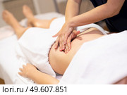 Woman receiving a belly massage in a physiotherapy center. Female patient is receiving treatment by professional osteopathy therapist.. Woman receiving a belly massage in a physiotherapy center. Стоковое фото, агентство Ingram Publishing / Фотобанк Лори