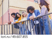 Multiracial group of young people talking together in the street. Students socializing.. Multiracial group of young people talking together in the street. Стоковое фото, агентство Ingram Publishing / Фотобанк Лори