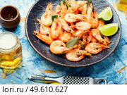 Boiled large shrimp and beer in glass jars. Delicious boiled prawns and beer. Стоковое фото, агентство Ingram Publishing / Фотобанк Лори