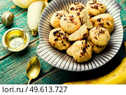 Delicious banana cookie.Sweet traditional cakes on wooden table. Tasty banana pastry. Стоковое фото, агентство Ingram Publishing / Фотобанк Лори