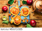 Delicious fall pie with apples and hazelnut paste. Apple mini pie. Autumn dessert.Flat lay. Seasonal pie with apples. Стоковое фото, агентство Ingram Publishing / Фотобанк Лори