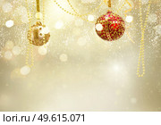Golden christmas balls garland on glowing golden background with copy space. Golden christmas balls. Стоковое фото, агентство Ingram Publishing / Фотобанк Лори