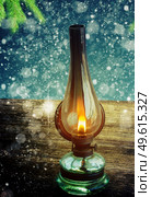 vintage glowing lantern with evergreen wreath at night, low key. vintage lantern. Стоковое фото, агентство Ingram Publishing / Фотобанк Лори