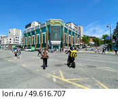 Владивосток, Океанский проспект, торговый центр "Изумруд" летом. Редакционное фото, фотограф Овчинникова Ирина / Фотобанк Лори