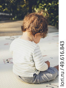 Backview of a baby playing in nature. Стоковое фото, агентство Ingram Publishing / Фотобанк Лори