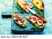 Bruschetta with figs, curd cheese and rosemary. Bruschetta with figs. Стоковое фото, агентство Ingram Publishing / Фотобанк Лори