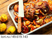 Pork knuckle stewed with quince and apples in tray. Pork leg baked with apples. Стоковое фото, агентство Ingram Publishing / Фотобанк Лори