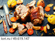 Pork knuckle grilled with quince and apples.Autumn fried meat recipe. Pork shank baked with apples. Стоковое фото, агентство Ingram Publishing / Фотобанк Лори
