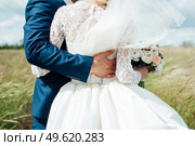dress up the bride in a wedding dress with corset and lacing. Стоковое фото, агентство Ingram Publishing / Фотобанк Лори