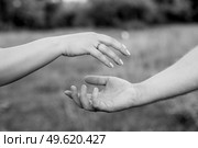 scheme of handshaking and distancing in psychology and the science of body language - kinesics and takesics. Стоковое фото, агентство Ingram Publishing / Фотобанк Лори