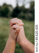 scheme of handshaking and distancing in psychology and the science of body language - kinesics and takesics. Стоковое фото, агентство Ingram Publishing / Фотобанк Лори