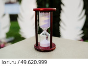 white sand hourglass in brown wood on table. Стоковое фото, агентство Ingram Publishing / Фотобанк Лори