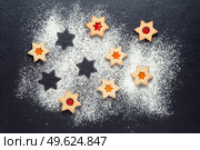 Homemade christmas linzer cookies with raspberry jam with sugar powder on slate table. christmas linzer cookies with raspberry jam on slate table. Стоковое фото, агентство Ingram Publishing / Фотобанк Лори