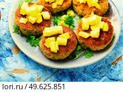 Diet vegan quinoa and mango cutlets, vegetarian food. Vegan quinoa and mango burgers. Стоковое фото, агентство Ingram Publishing / Фотобанк Лори