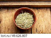 Alternative medicine, medicinal herbs. Wormwood in a mortar.. Wormwood herb, medicinal raw materials. Стоковое фото, агентство Ingram Publishing / Фотобанк Лори
