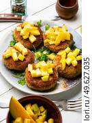 Vegan food, quinoa cutlet garnished with mango. Baked vegetarian burger. Vegetarian quinoa burgers. Стоковое фото, агентство Ingram Publishing / Фотобанк Лори