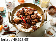 Vinegar marinated pork roast in Indian spices, vindaloo.. Pork vindaloo, a popular Indian dish. Стоковое фото, агентство Ingram Publishing / Фотобанк Лори