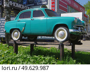 Автомобиль "Москвич-402" как реклама шиномонтажа "АСК Филейский". Россия, город Киров, ​Профсоюзная улица, 38/1. Редакционное фото, фотограф Алексей Иванов / Фотобанк Лори
