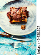 Piece of cake with chocolate, cherries and nuts. Marble cupcake.. Chocolate cake with berry, brownie pie. Стоковое фото, агентство Ingram Publishing / Фотобанк Лори