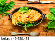 Pie stuffed with spring greens and cheese. Homemade qutabs or kutab. Azeyrbajan food. Tasty Azerbaijani qutab with young greens. Стоковое фото, агентство Ingram Publishing / Фотобанк Лори