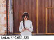 Young brunette woman with retro and hippy style. Стоковое фото, агентство Ingram Publishing / Фотобанк Лори
