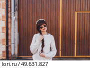 Young brunette woman with retro and hippy style. Стоковое фото, агентство Ingram Publishing / Фотобанк Лори