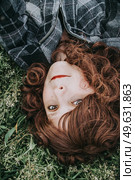 Young beautiful woman resting in a field of flowers. Стоковое фото, агентство Ingram Publishing / Фотобанк Лори