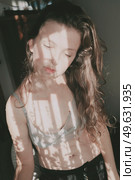 Artistic portrait of a young woman with retro shadow play style. Стоковое фото, агентство Ingram Publishing / Фотобанк Лори