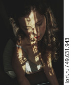 Artistic portrait of a young woman with retro shadow play style. Стоковое фото, агентство Ingram Publishing / Фотобанк Лори